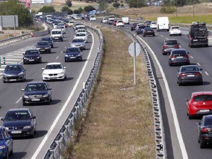 Veh&iacute;culos a la altura del kil&oacute;metro 20 de la A-5, al inicio de la Operaci&oacute;n Salida del verano. 