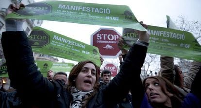 Cientos de ciudadanos se han manifestado contra los desahucios en la manifestaci&oacute;n celebrada este s&aacute;bado en Valencia. 