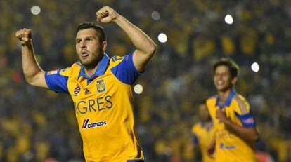 André-Pierre Gignac celebra su gol frente a Pumas.