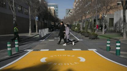 Entrada en el entorno pacificado de la escuela Grèvol de Barcelona, la primera donde se intervino, en 2020.