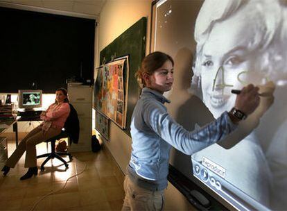 Una alumna usa una pizarra electrónica en un centro privado, el Colegio Americano de Valencia.