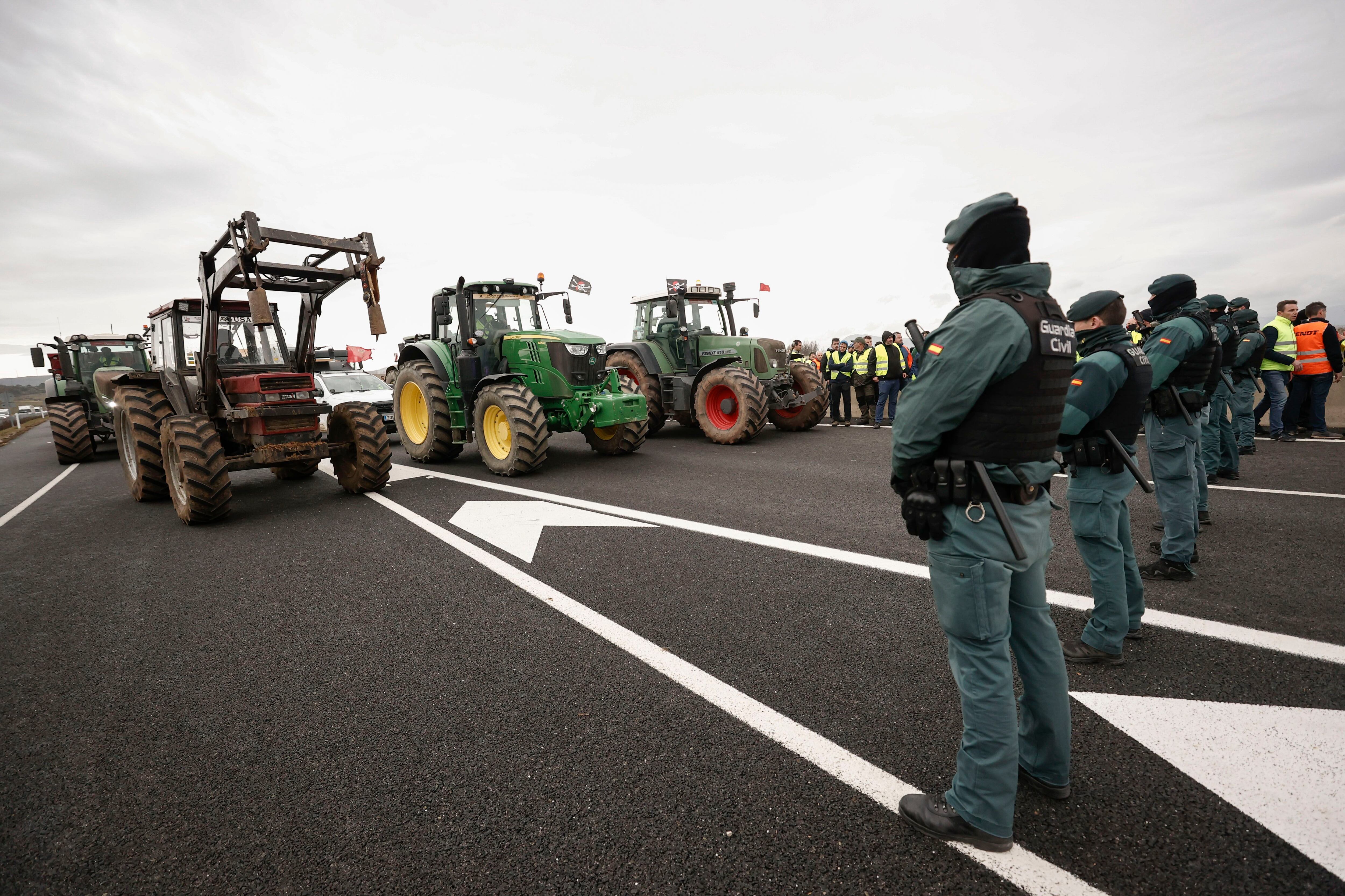 Varios agentes de la Guardia Civil impiden el paso a los tractores en la A-12, este jueves. 