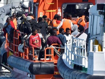 Salvamento Marítimo traslada al puerto de Almeria a un grupo de inmigrantes rescatados, el pasado abril.
