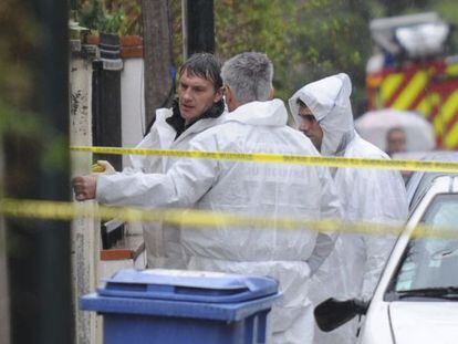 Vista del cord&oacute;n policial en el exterior de la vivienda del asesino de Toulouse.