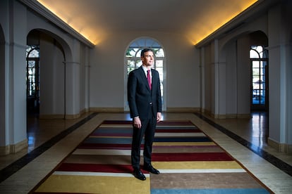 El presidente Sánchez, en la entrada del edificio del Consejo en La Moncloa. 