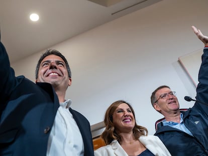 El candidato del PPCV a presidente de la Generalitat Valenciana, Carlos Mazón; la candidata a la alcaldía de Valencia, Maria José Catalá y el presidente del PP, Alberto Núñez Feijóo, saludan este jueves durante un acto electoral en la Fundación Bancaja de Valencia.