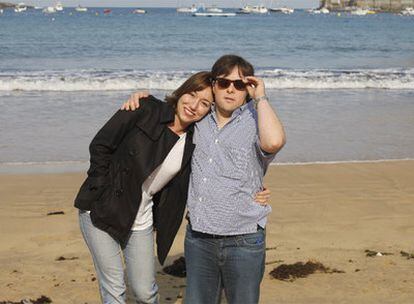 Pablo Pineda y Lola Dueñas, Conchas de Plata al mejor actor y mejor actriz, ayer en la playa de La Concha de San Sebastián.