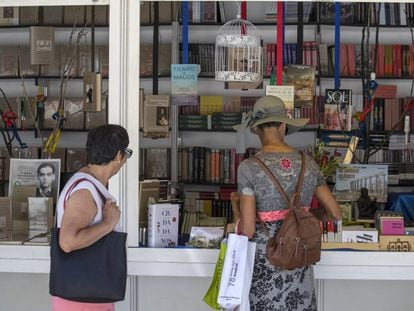 Visitantes de la Feria del Libro de Madrid, el pasado 31 de mayo.