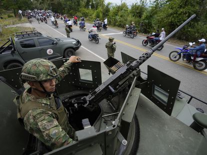 Soldados vigilan una carretera mientras mineros protestan contra el Gobierno de Gustavo Petro en Tarazá, Colombia, el pasado 15 de marzo.