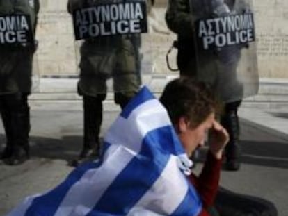 Un manifestante griego en contra de los recortes