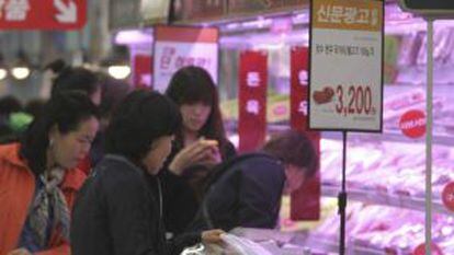 Clientes en un supermercado coreano, los primeros en suspender la adquisición de vacuno de EE UU.