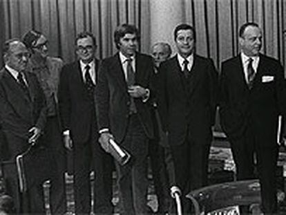 Firma de los Pactos de La Moncloa, en octubre de 1977. De izquierda a derecha: Enrique Tierno Galván, Santiago Carrillo, José María Triginer, Joan Reventós, Felipe González, Juan Ajuriaguerra, Adolfo Suárez, Manuel Fraga, Leopoldo Calvo Sotelo y Miquel Roca.