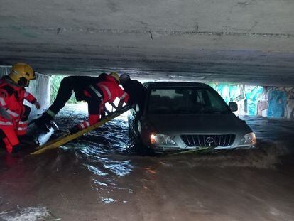Los Bomberos de la Generalitat rescatan a una persona cuyo vehículo había sido arrastrado por el agua en Vilassar de Mar, este domingo durante el episodio de fuertes lluvias.