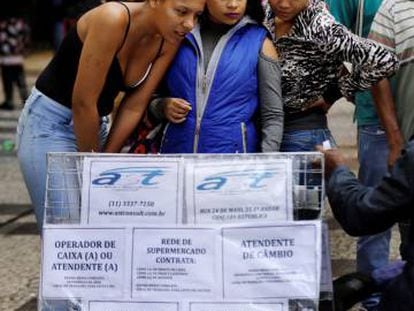 Un grupo de mujeres consulta ofertas de empleo en una calle de S&atilde;o Paulo, Brasil, el pasado 29 de junio. 