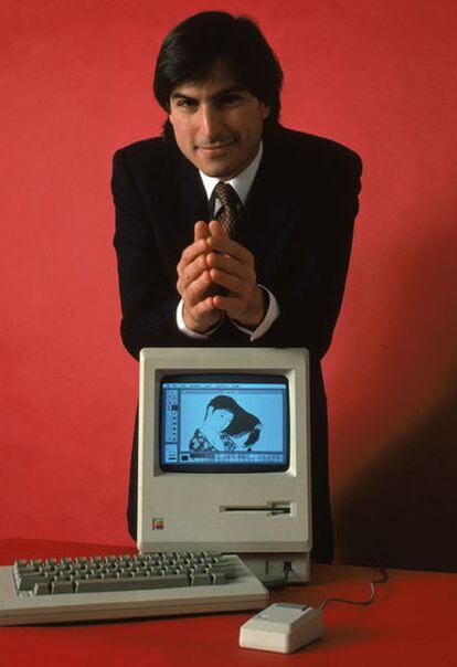 Steve Jobs posa junto al ordenador Macintosh 128 en una foto del año 1984