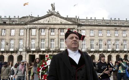 Bassi, ayer, vestido de gaiteiro ante el Ayuntamiento.