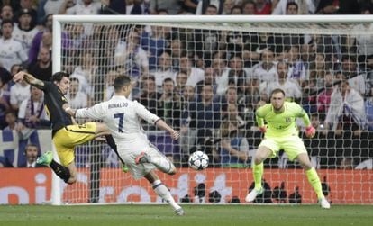 El delantero del Real Madrid Cristiano Ronaldo marca el segundo gol del partido.