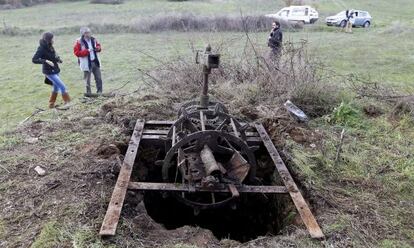 Vista del pozo donde el martes aparecieron los restos que podrían corresponder a a Adolfina Puello y a su hija Argelys, de nueve años.