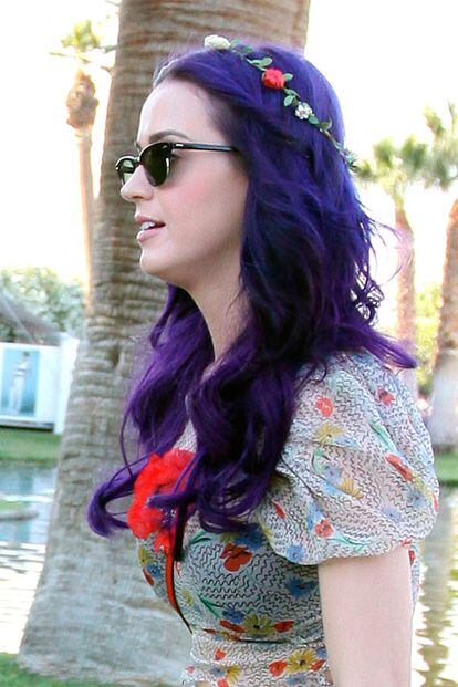 Katy Perry fue otra de las muchas que se puso una corona de flores en Coachella.