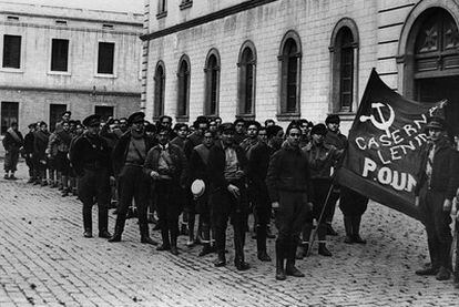 Cuartel general del Partido Obrero de Unificación Marxista (POUM) en Barcelona. Al fondo sobresale la cabeza del escritor George Orwell.