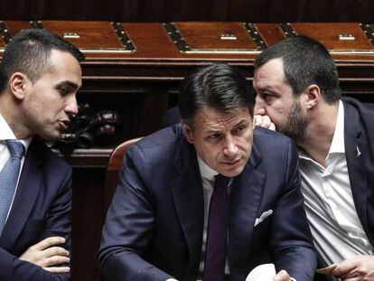El primer ministro italiano, Giuseppe Conte (c), y los vicepresidentes del Gobierno de Italia, Matteo Salvini (d) y Luigi Di Maio (i).