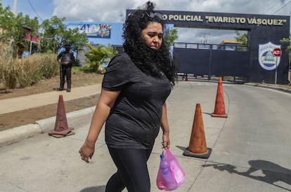 Veronica Chávez, wife of journalist Miguel Mora, detained in El Chipote, in one of his attempts to bring her husband food and water to jail.