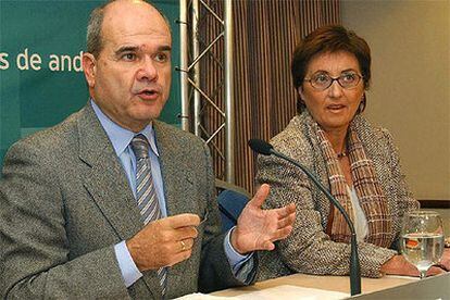 Manuel Chaves, junto a la secretraria provincial del PSOE Marisa Bustindui, durante la rueda de prensa en Marbella.