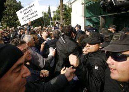 Efectivos de las fuerzas de seguridad se enfrentan a manifestantes de Asociaciones Familiares que protestan junto al Parlamento, en Nicosia. EFE/Archivo