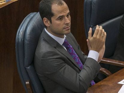 El portavoz de Ciudadanos, Ignacio Aguado, ayer durante la intervenci&oacute;n de Cristina Cifuentes en el debate de estado de la regi&oacute;n.