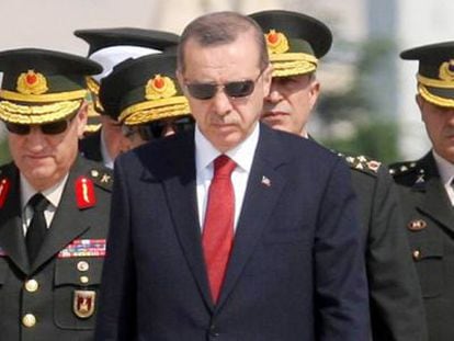 El primer ministro turco, Recep Tayyip Erdogan, rodeado de militares, en el mausoleo de Atat&uuml;rk el 1 de agosto.