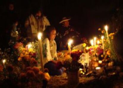 En México es tradicional visitar los cementerios.
