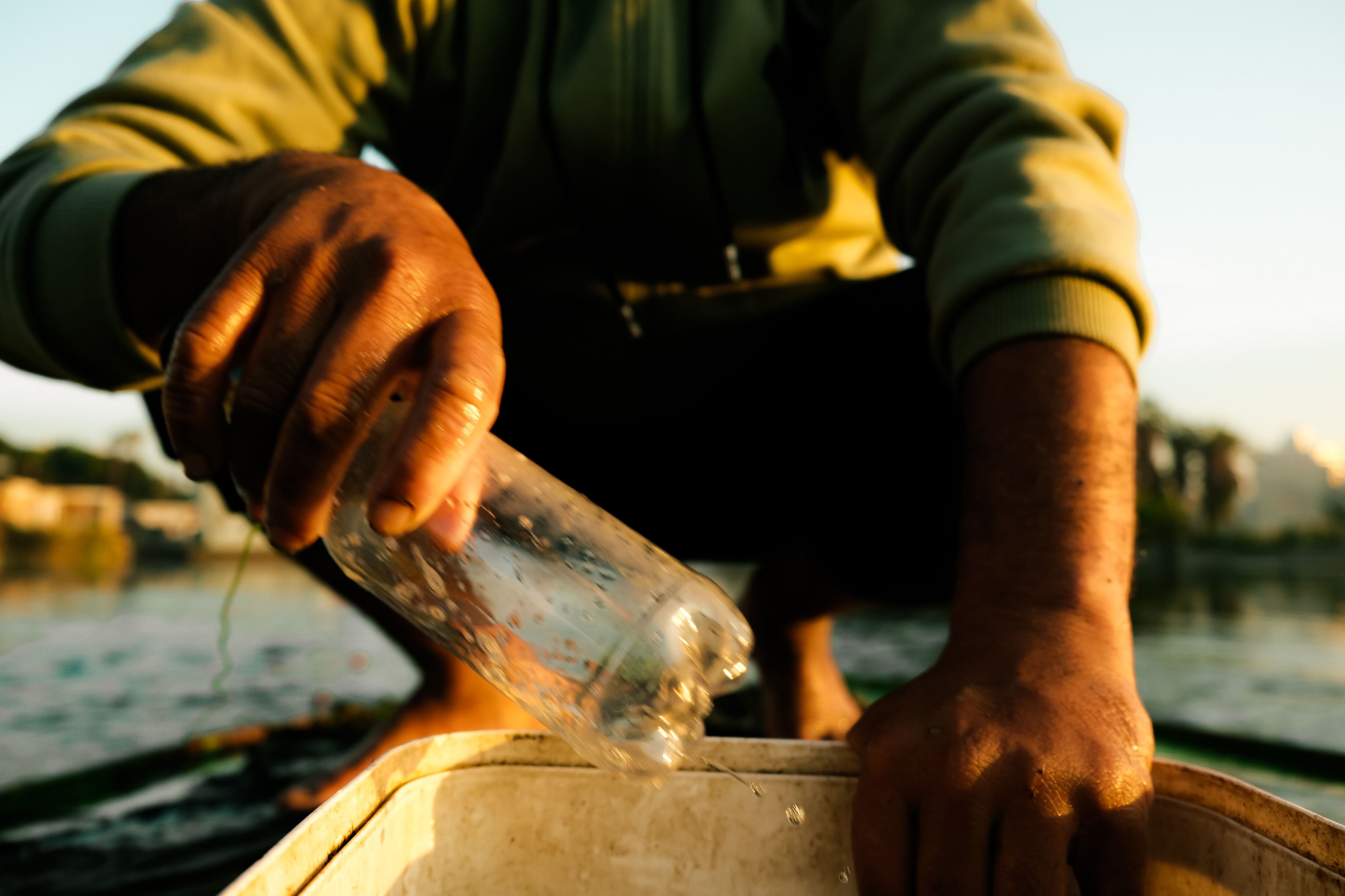 Arafa Saber rescata basura de todo tipo del Nilo, sobre todo envases de plástico. En la foto, sostiene una botella 'pescada' este 30 de noviembre.