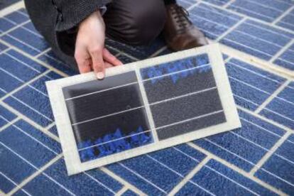 Un hombre muestra una parte de la carretera equipada con paneles solares durante su inauguración, en Tourouvre au Perche, Francia.