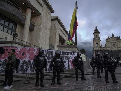 Policías custodian el Palacio de Justicia luego de haber dispersado a los manifestantes, el 8 de febrero.