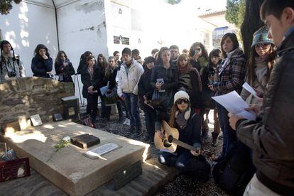 Estudiantes de Perpiñán y Tarragona ante la tumba de Antonio Machado, en el cementerio de Collioure (Francia), en 2011.