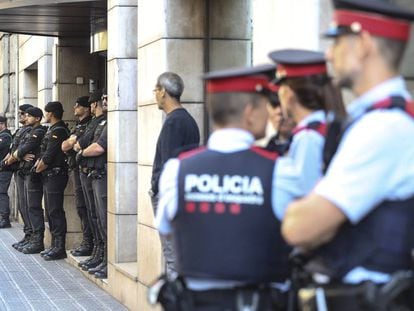Guardias civiles y mossos (en primer plano), ante la sede de Exteriores.