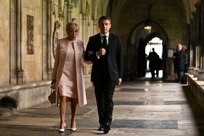 El presidente francés, Emmanuel Macron, y su esposa Brigitte llegan a la abadía de Westminster. 