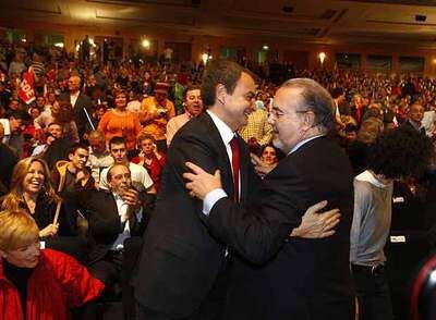 Los socialistas recibieron con entusiasmo  a Pedro Solbes  en el mitin de Zapatero, anoche tras el debate.