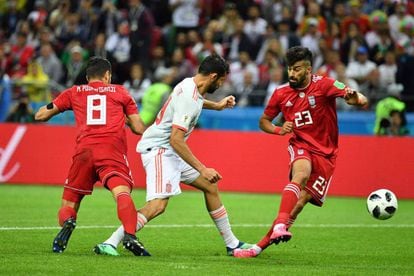 El iraní Rezaian despeja el balón, que golpea en Diego Costa y se dirige a portería.