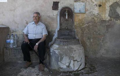 Bonifacio, uno de los pocos nacidos en esta localidad, junto a la fuente de Sarnago.