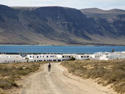 Un ciclista en la Caleta de Sebo en la isla de La Graciosa. 