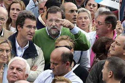 Mariano Rajoy (en el centro), rodeado de gran parte de la cúpula del PP gallego ayer durante la marcha.