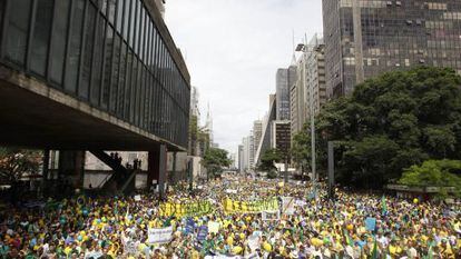 Cientos de personas participan en una manifestaci&oacute;n contra la presidenta brasile&ntilde;a, Dilma Rousseff