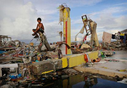 Un niño sentado en los escombros de un edificio en la ciudad de Tacloban, Filipinas, 13 de noviembre de 2013.