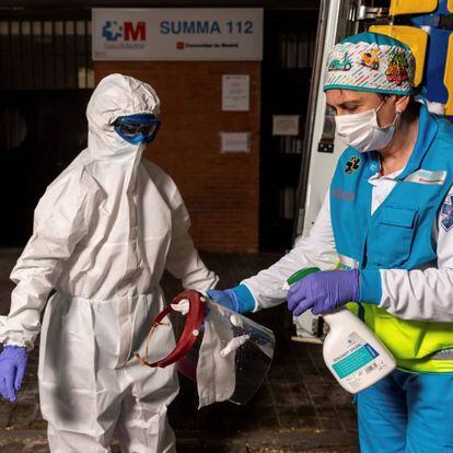 Miembros del equipo sanitario del Suma realizan el proceso de colocación y retiro de un Epi completo, durante su guardia de 24 horas en el Centro de Salud Las Águilas en Madrid. 
