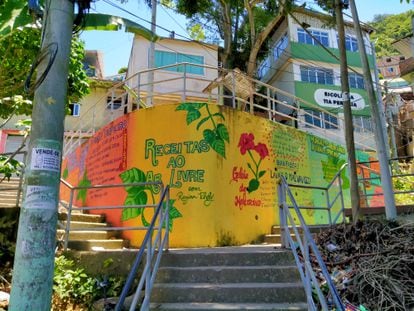 Mural de recetas de Regina Tchelly, en la favela Babilonia.