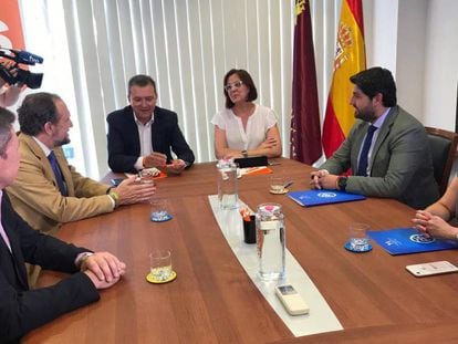 Imagen de la reunión entre PP, Vox y Cs en la Asamblea Regional de Murcia. En vídeo, Vox renuncia a cualquier cargo para facilitar el gobierno en la Región de Murcia.