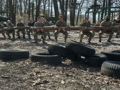 Jóvenes reclutas en un centro de entrenamiento en Kiev el 9 de abril.