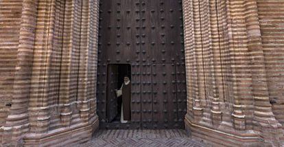 La madre superiora del convento Santa Paula en Sevilla abre la puerta de la iglesia.