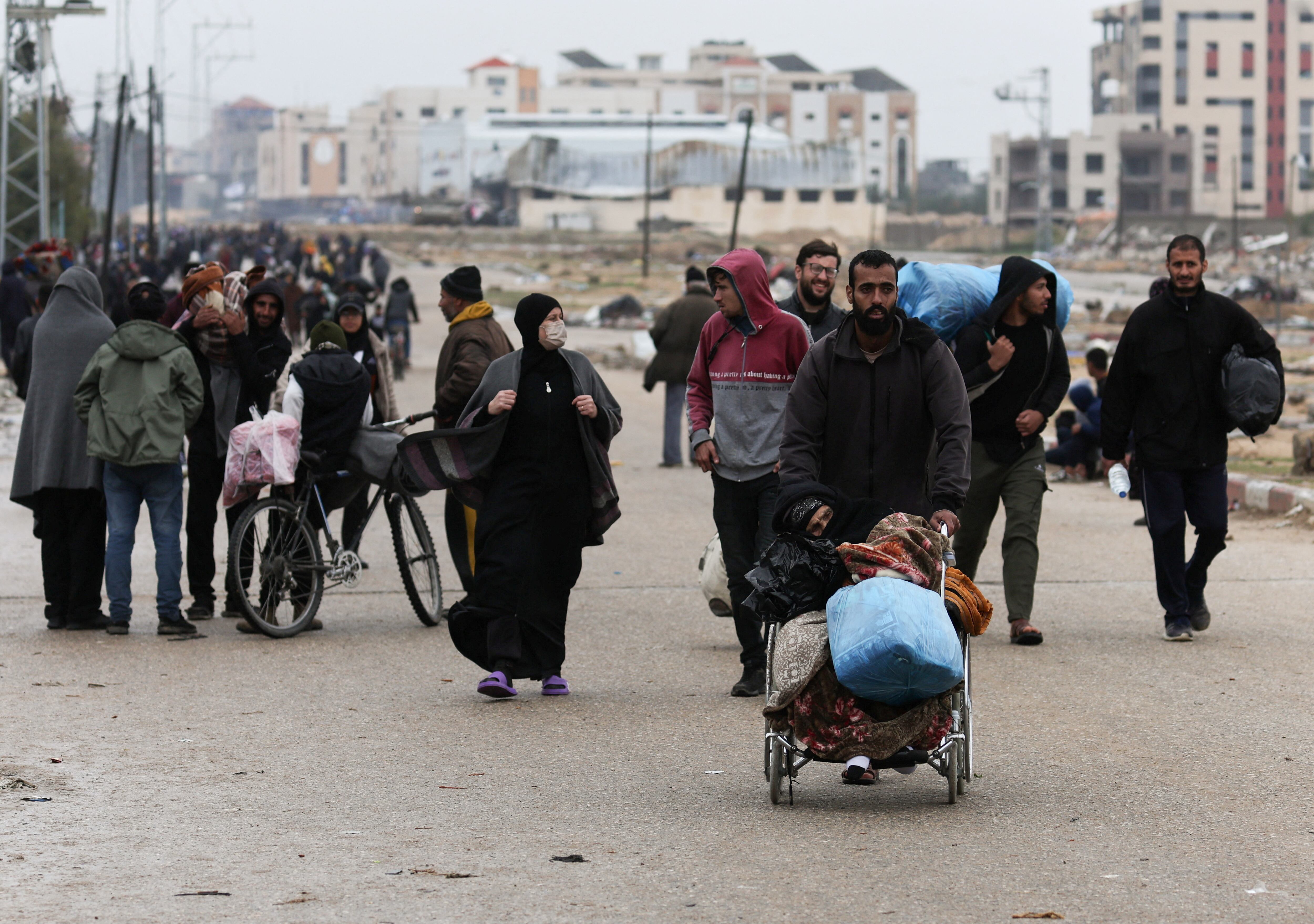 Palestinians fleeing Khan Younis, due to the Israeli ground operation, move towards Rafah, amid the ongoing conflict between Israel and the Palestinian Islamist group Hamas, in the southern Gaza Strip, January 27, 2024. REUTERS/Ibraheem Abu Mustafa